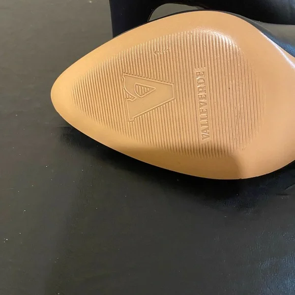 Vallaverde Chic Navy Blue Women’s Leather Heels w/ Letter V on Heel, Sz 8-1/2. - Picture 9 of 14